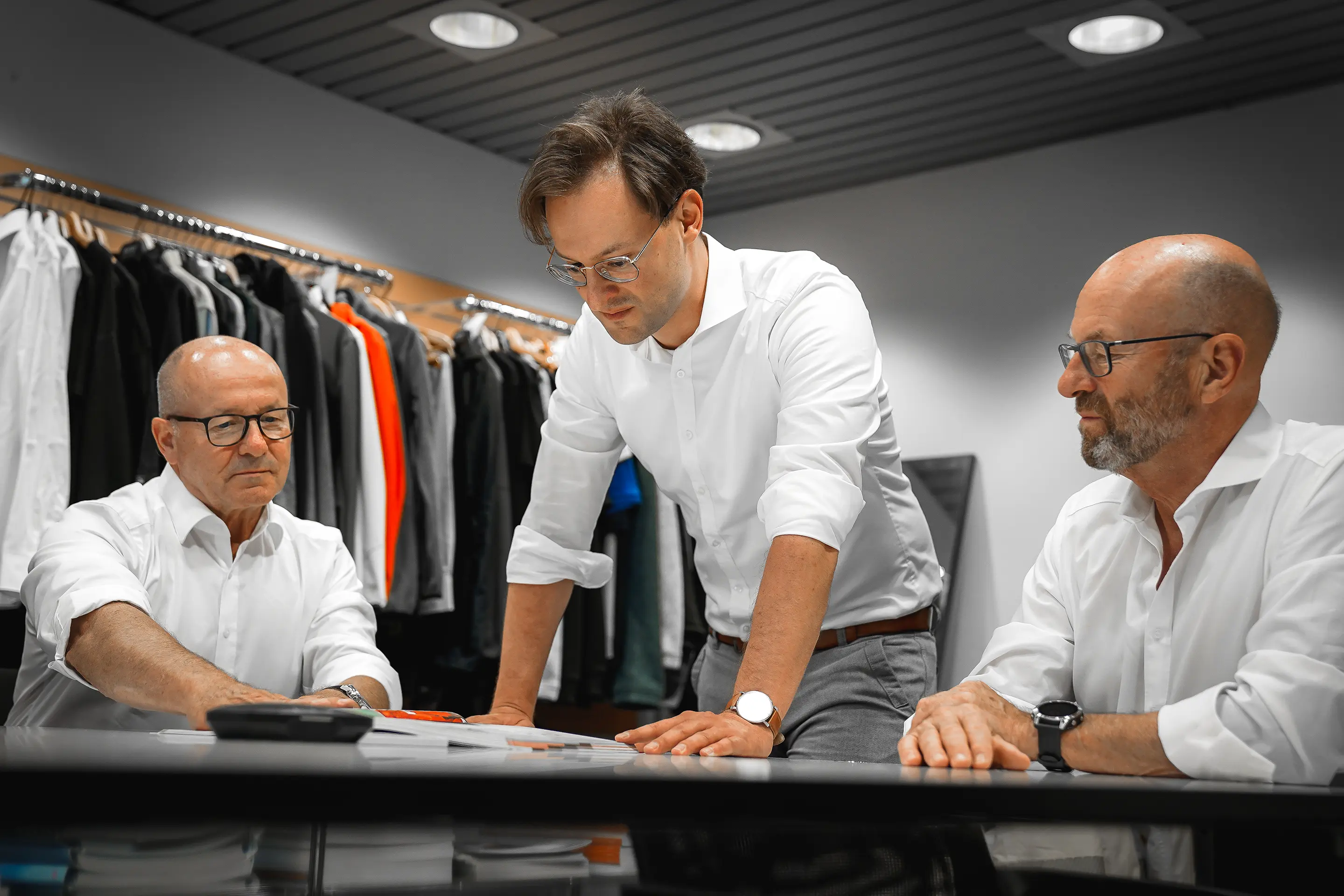 Marcus, Klaus und Thomas Müller bei einer Projektbesprechung im Showroom