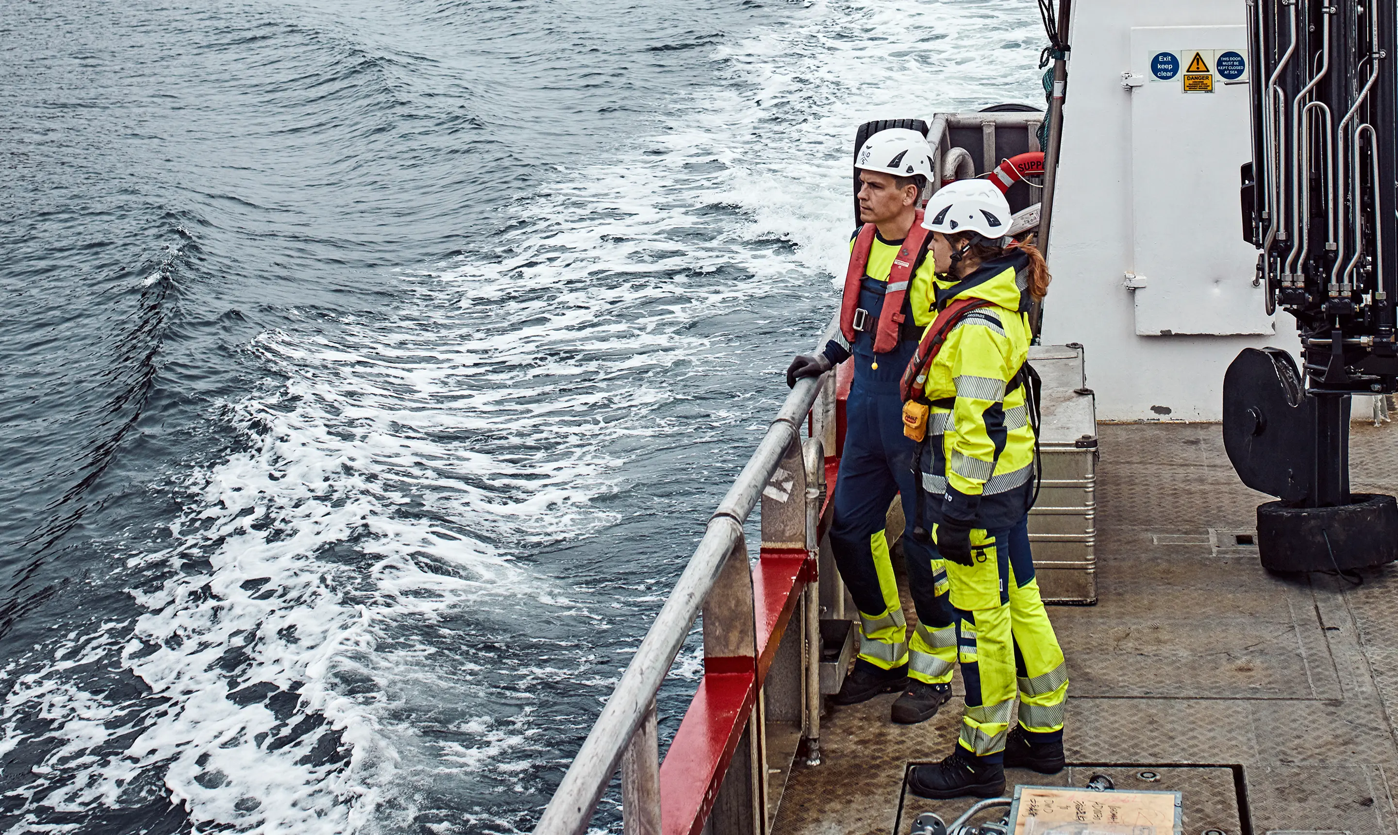 Mitarbeitende mit optimaler PSA auf einem Schiff in Skandinavien