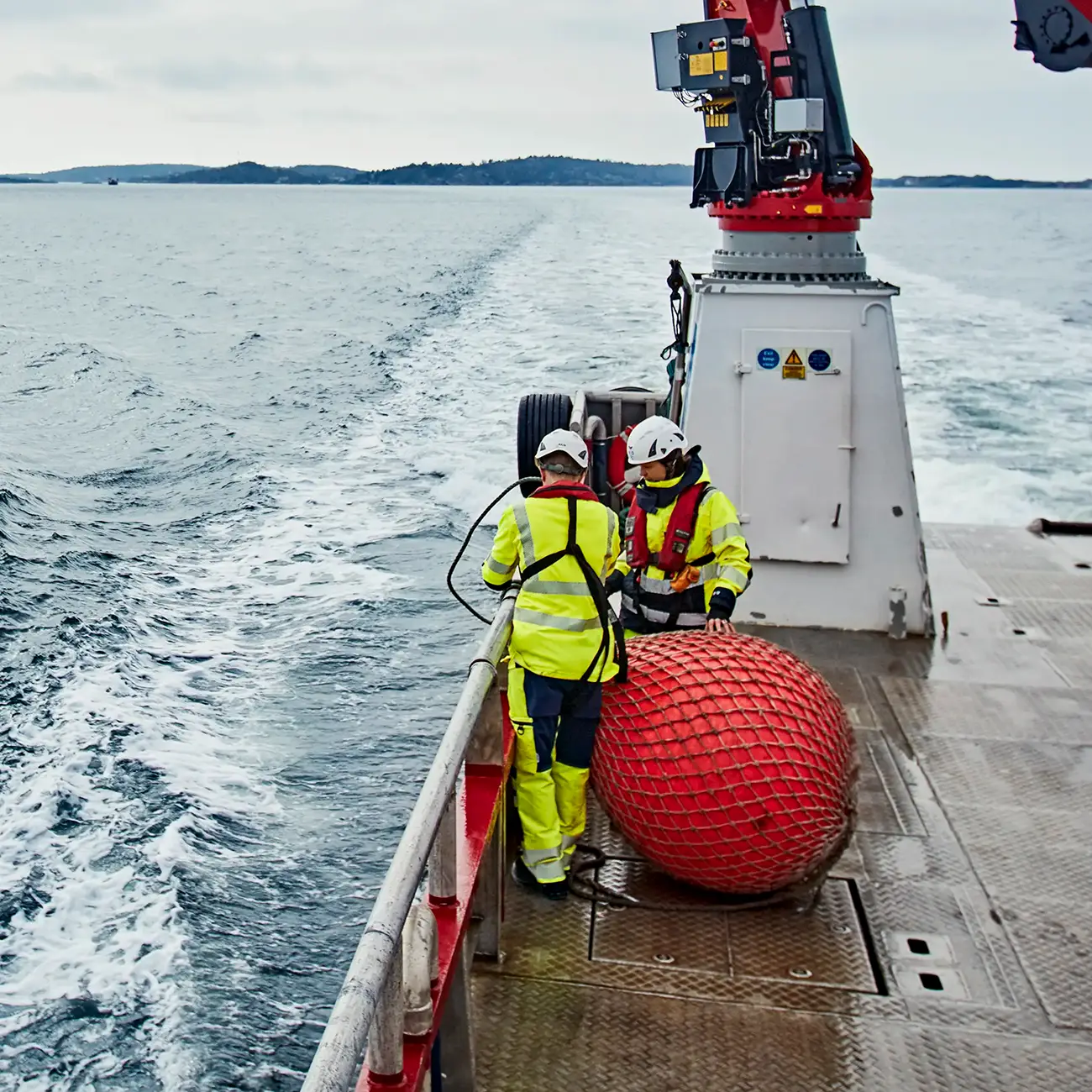 Mitarbeitende mit optimaler PSA auf einem Schiff in Skandinavien